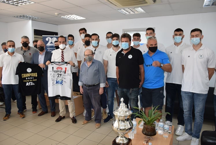 Πάτρα: Στον Νεκτάριο Φαρμάκη οι Κυπελλούχοι - Η φανέλα του Απόλλωνα με τις υπογραφές των παικτών στον Περιφερειάρχη - Εκεί και το ... τρόπαιο! ΦΩΤΟ