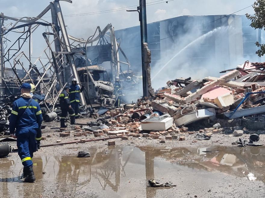 Ασπρόπυργος: Tέθηκε υπό μερικό έλεγχο η φωτιά στο βυτιοφόρο