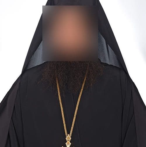 Αυτός είναι ο ιερωμένος που πέταξε βιτριόλι στους Μητροπολίτες- Είχε συλληφθεί με ναρκωτικά