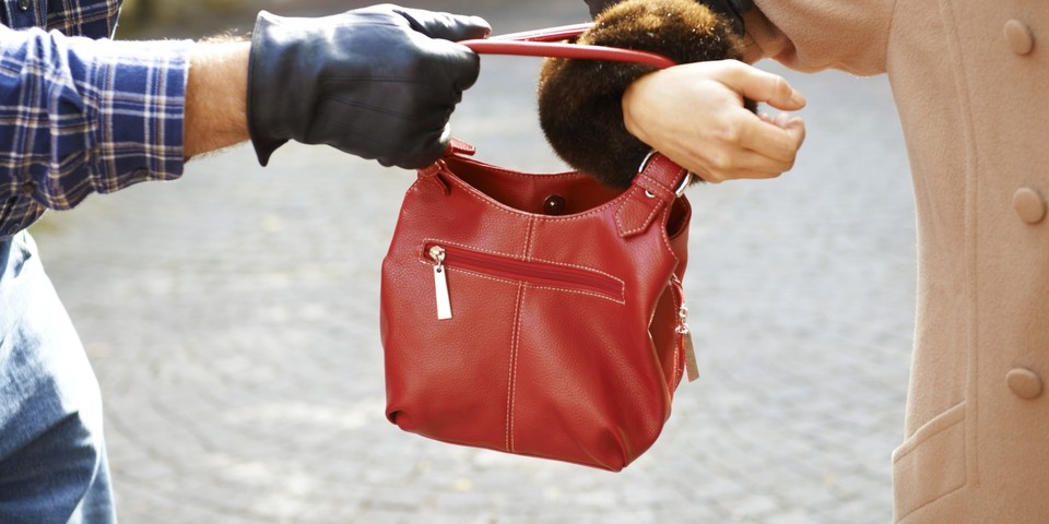 Πάτρα: Αφαντος παραμένει ο τσαντάκιας που τραυμάτισε ηλικιωμένη - "Χτύπησε" μέρα μεσημέρι