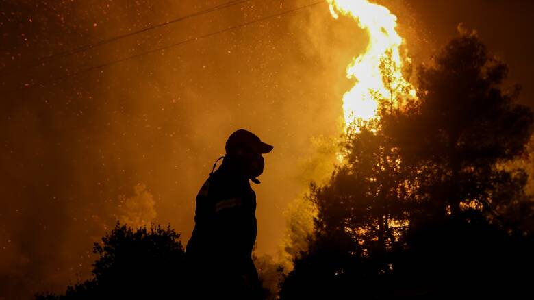 Ολονύχτια μάχη με τις φλόγες στο Μαυρίκι Αιγίου - Παραμένει ανεξέλεγκτη η φωτιά - Ισχυρές δυνάμεις της πυροσβεστικής στο σημείο