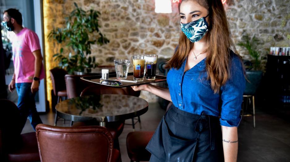 Nέα μέρα για εστίαση - τουρισμό: Με rapid και self test από σήμερα στην εργασία - Επιβάρυνση 100 ευρώ το μήνα για τους ανεμβολίαστους