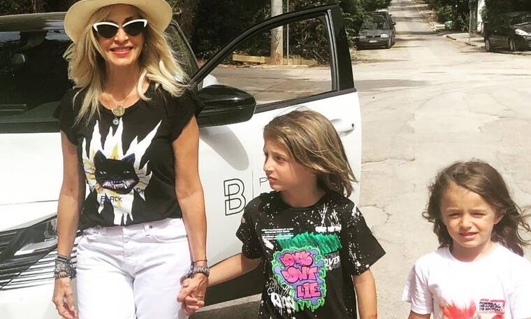 Η Άννα Βίσση κρατά στην αγκαλιά της τα εγγόνια της έπειτα από έναν χρόνο