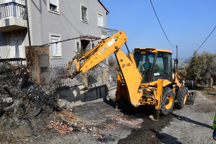 Δήμος Πατρέων: Καθαρίζονται οι περιοχές που επλήγησαν από την καταστροφική πυρκαγιά - ΦΩΤΟ