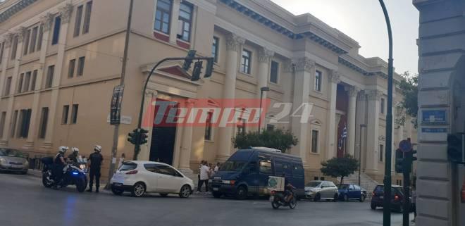 Πάτρα: Στον εισαγγελέα οι κατηγορούμενοι για τη διαδικτυακή απάτη με τα οχήματα - ΦΩΤΟ