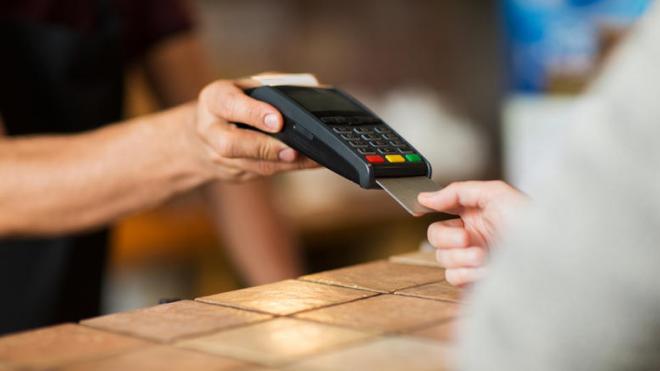 Πάτρα: Νεαρός βρήκε πιστωτική κάρτα και ειδοποίησε την Αστυνομία