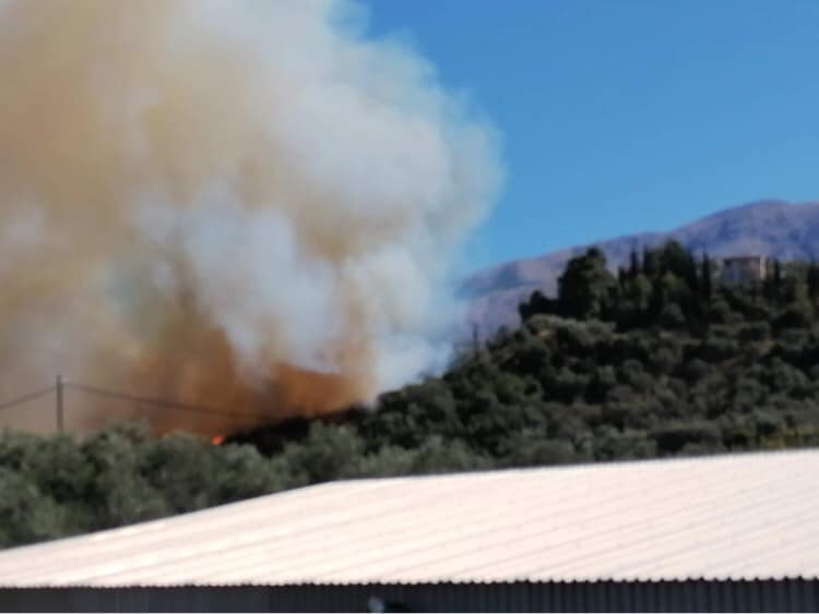 ΕΚΤΑΚΤΟ - ΤΩΡΑ: Φωτιά κοντά στο Μαυρίκι Αιγίου - Κινδυνεύει εκκλησάκι - ΦΩΤΟ