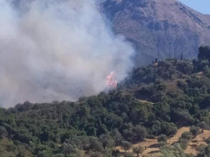 ΕΚΤΑΚΤΟ - ΤΩΡΑ: Φωτιά κοντά στο Μαυρίκι Αιγίου - Κινδυνεύει εκκλησάκι - ΦΩΤΟ