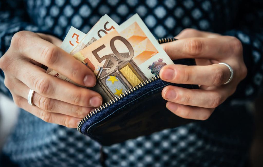 Έρευνα: Το 83% δηλώνει πως ο κατώτατος μισθός δεν επιτρέπει αξιοπρεπή διαβίωση