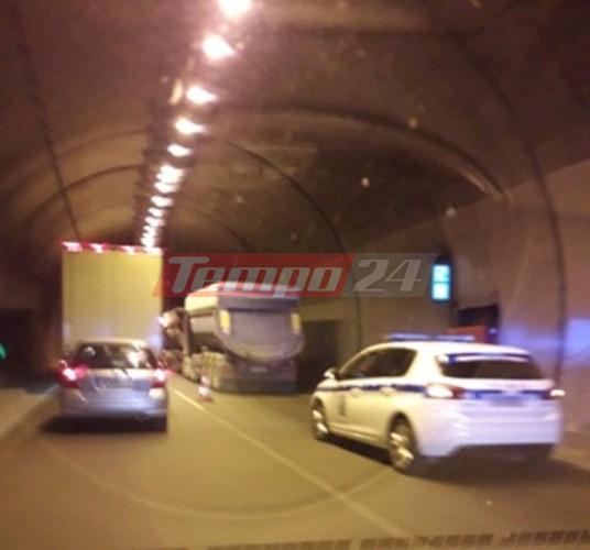 Πατρών - Αθηνών: "Φούντωσε" φορτηγό σε τούνελ της Περιμετρικής - "Ουρά" οχημάτων ακινητοποιημένα