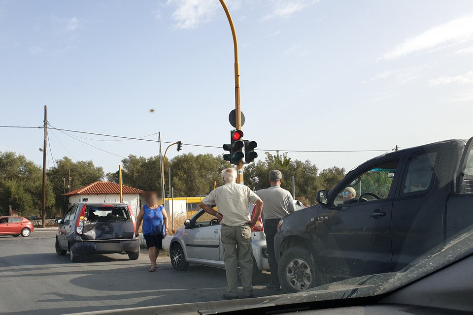 Πάτρα: Καραμπόλα 4 αυτοκινήτων στην περιοχή των Καμινίων