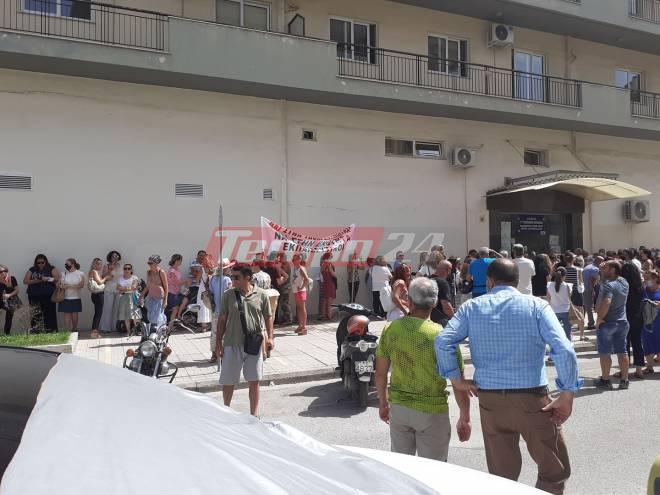 Πάτρα: Παράσταση διαμαρτυρίας έξω από την 6η ΥΠΕ για τον υποχρεωτικό εμβολιασμό - ΦΩΤΟ