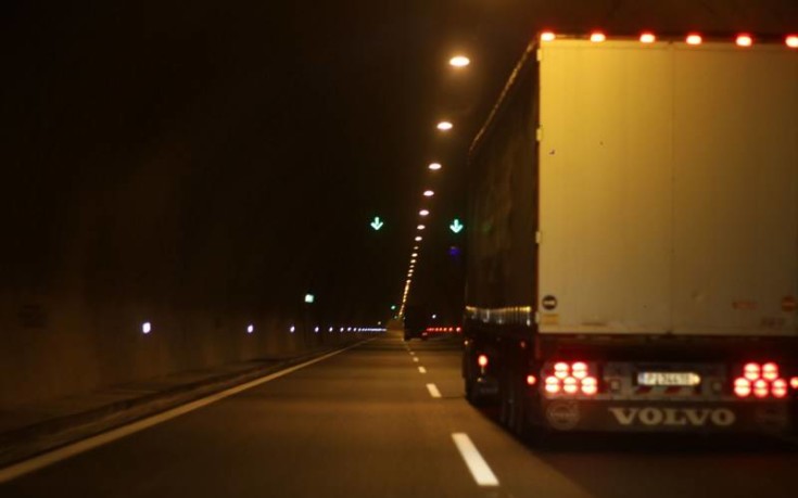 Πάτρα: Εκτροπή νταλίκας στην Εθνική Οδό, στα διόδια του Ρίου