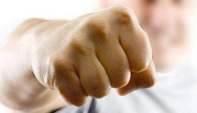 "Έσπασε" στο ξύλο ναυτικό - Μεταφέρθηκε στο νοσοκομείο Ρίου