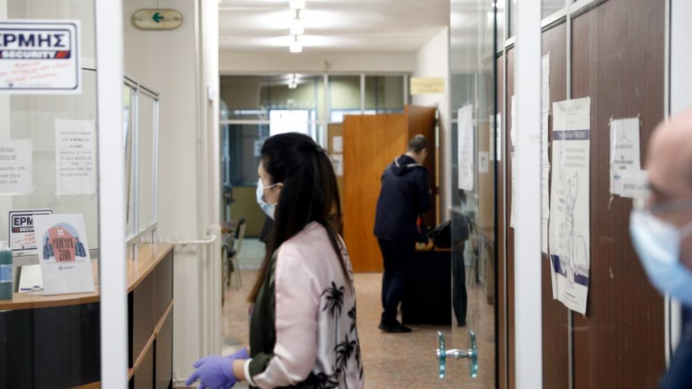 Κορονοϊός: Εξετάζεται υποχρεωτικός εμβολιασμός και στο Δημόσιο