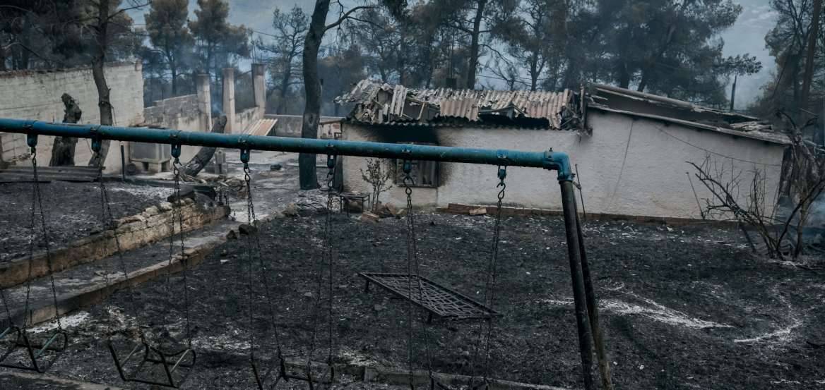 Φρίκη στα Βίλια: Εντοπίστηκε ανθρώπινο κρανίο στα καμένα