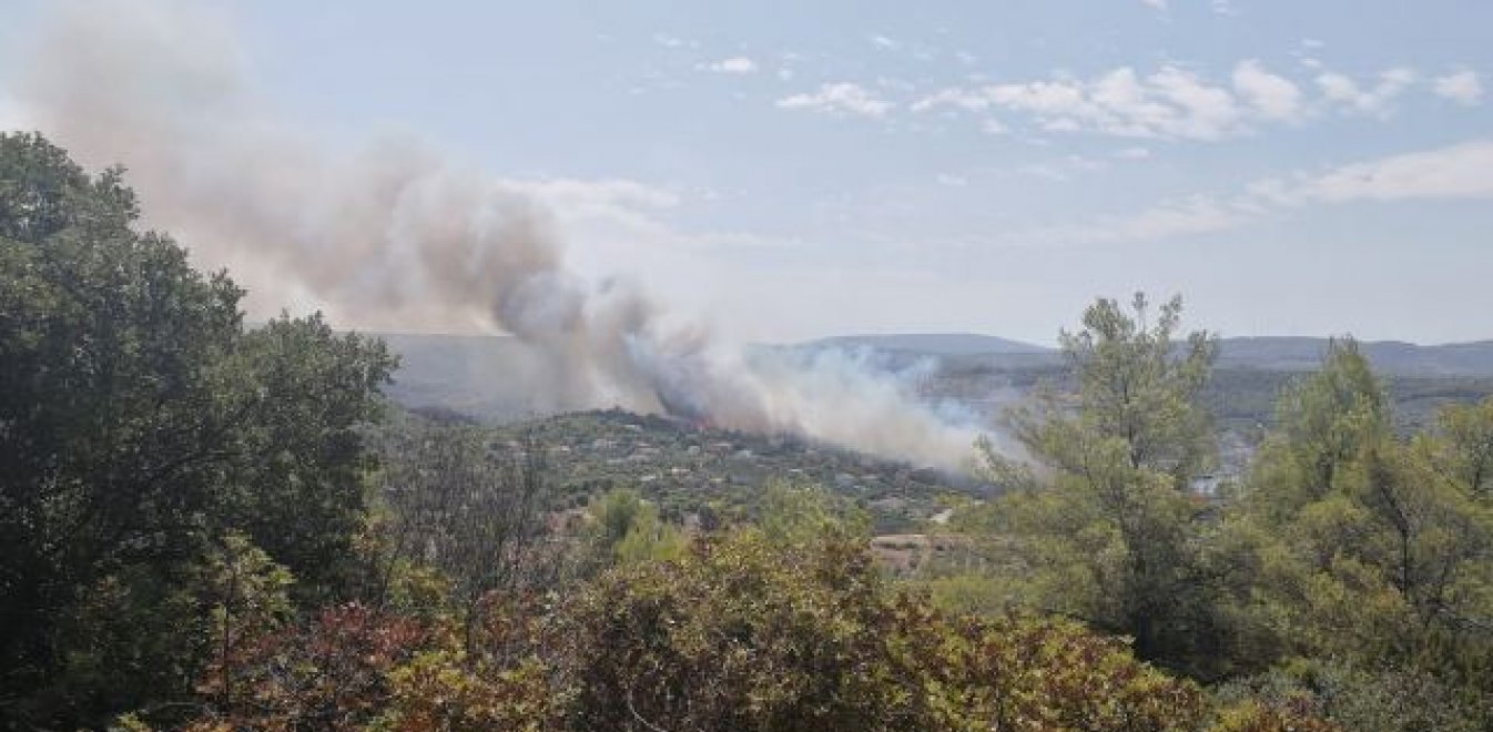 Πυρκαγιά στον Θεολόγο Φθιώτιδας - Οι φλόγες κυκλώνουν σπίτια