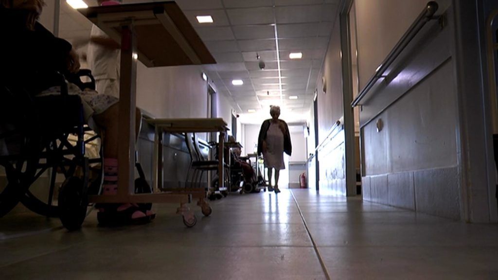 Εμβόλιο: Αντικαθίσταται το προσωπικό που αρνήθηκε να εμβολιαστεί σε δομές φροντίδας