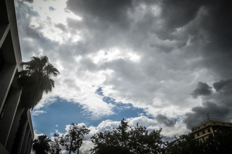 Καιρός: Πτώση της θερμοκρασίας και τοπικές βροχές