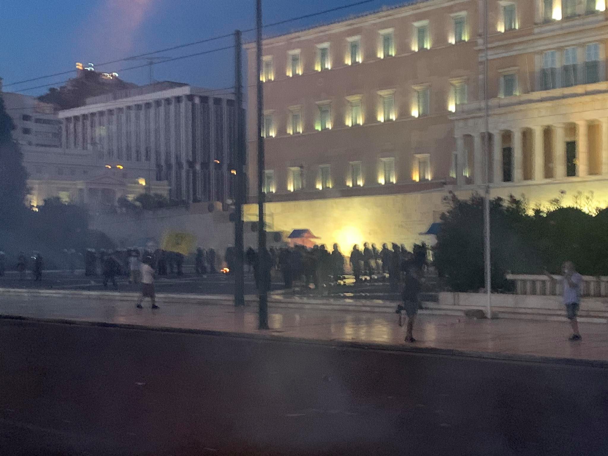 Συγκέντρωση αντεμβολιαστών: Επεισόδια στο Σύνταγμα