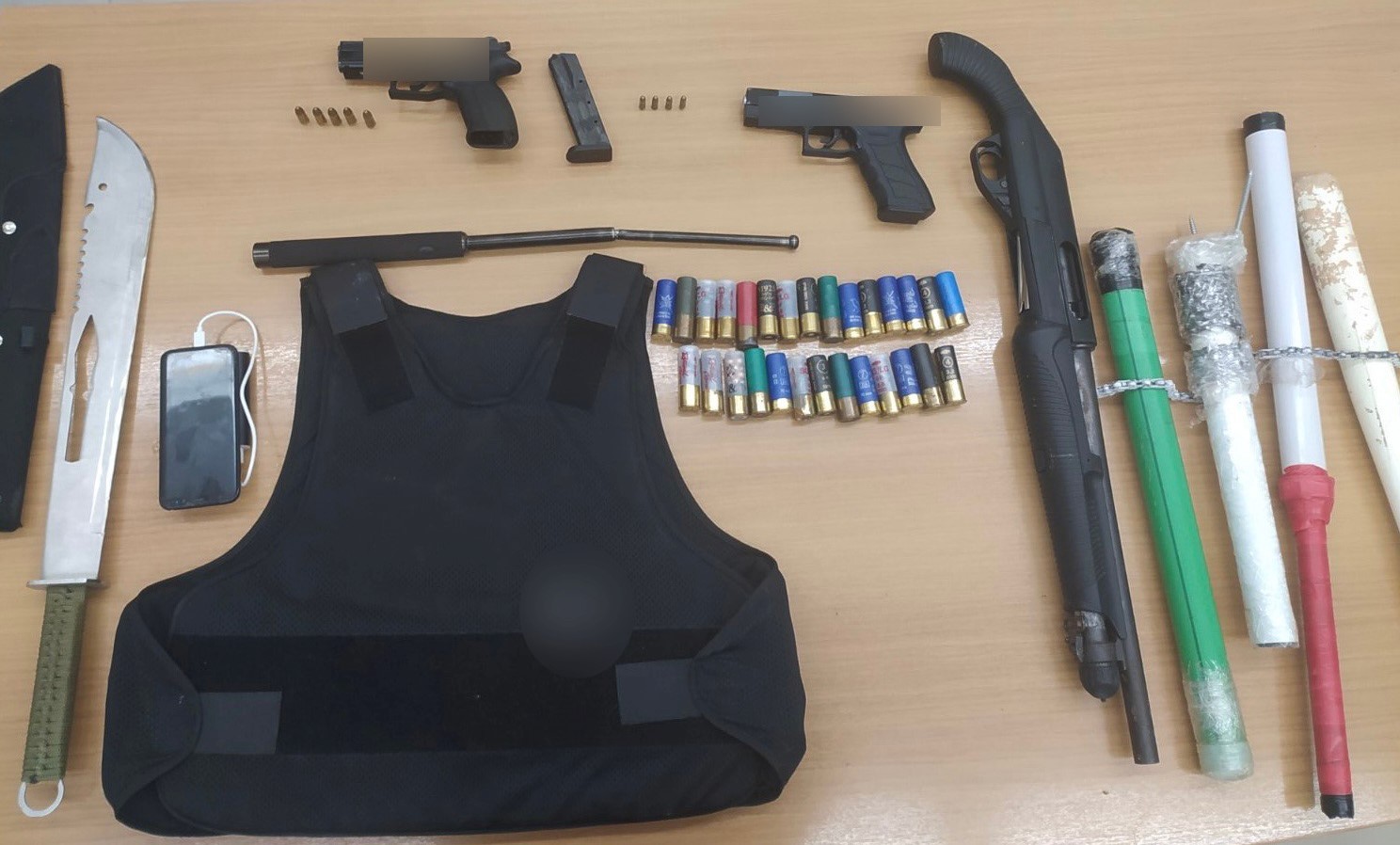 Πάτρα: Από την Ψυχιατρική πίσω στην Ασφάλεια ο άνδρας με το οπλοστάσιο - Οδηγείται στον εισαγγελέα - Τι βρήκε η ΕΛ.ΑΣ στο σπίτι του