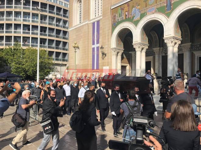 Μίκης Θεοδωράκης – Κοσμοσυρροή και συγκίνηση πριν το τελευταίο «αντίο» στον Μίκη – Στις 10:00 το λαϊκό προσκύνημα