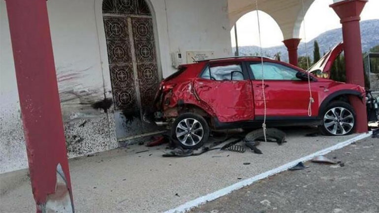Λασίθι: Αυτοκίνητο "καρφώθηκε" σε εκκλησία