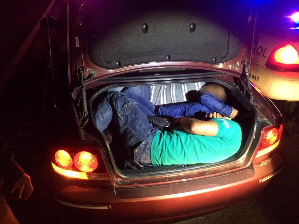 Πάτρα: Είχαν κρυφτεί στο πορτ μπαγκάζ αυτοκινήτου 4 άτομα για να ταξιδέψουν στο εξωτερικό