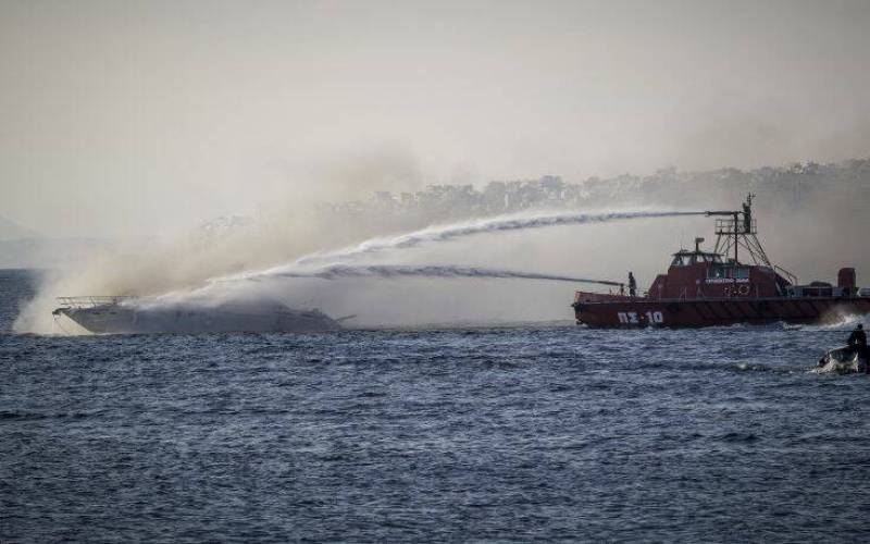 Τυλίχθηκε στις φλόγες σκάφος με επιβάτες στο λιμάνι της Κεφαλονιάς - Με εγκαύματα ο κυβερνήτης