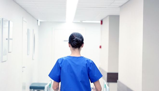 Πάτρα: Εμβολιασμένη νοσηλεύτρια βρέθηκε θετική στον κορονοϊό - Αναστάτωση στον "Αγ. Ανδρέα"