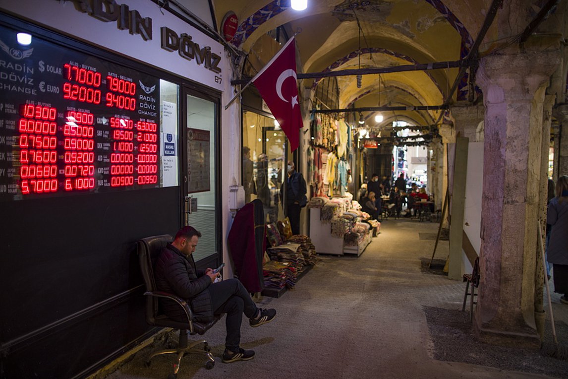 Τουρκία: Βουτιά της λίρας σε νέο ιστορικά χαμηλό επίπεδο