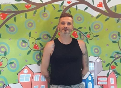 Κώστας Γιαννόπουλος: Ο Πατρινός που συγκίνησε το Πανελλήνιο - "Μεταμόρφωσε" τον ξενώνα της ΦΛΟΓΑΣ, αφιερώνοντας το έργο στον 9χρονο γιο του που παλεύει να βγει νικητής! ΦΩΤΟ