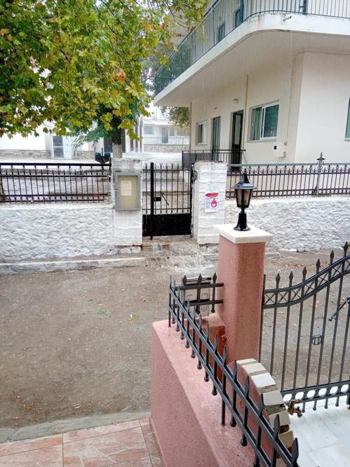 Πάτρα - Κακοκαιρία: Το δημοτικό σχολείο που όταν βρέχει γίνεται... λίμνη! Μέσα στα νερά μαθητές και δάσκαλοι - Πώς ήταν το "πέρασμα" της Αθηνάς - ΦΩΤΟ - ΒΙΝΤΕΟ