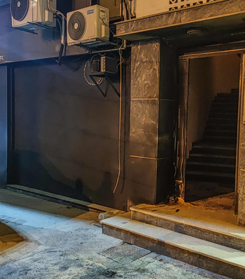 Επίθεση με εμπρηστικό μηχανισμό στο γραφείο του βουλευτή της ΝΔ, Γιάννη Καλλιάνου