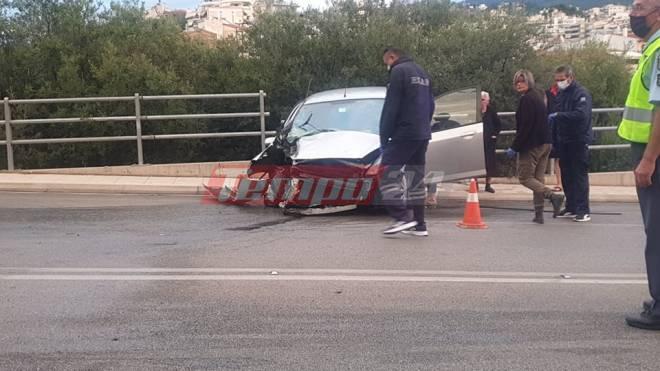 Πάτρα: Τρελή πορεία Ι.Χ. στην μίνι περιμετρική - "Καρφώθηκε" στην κολώνα και απο εκεί στις μπάρες - (ΦΩΤΟ)