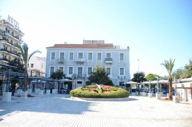 Πλατεία Τριών Συμμάχων: Tρόμαξαν πολίτες - Ανδρας φέρεται να κυκλοφορούσε με όπλο μέρα μεσημέρι - Σημάδευε Πατρινούς