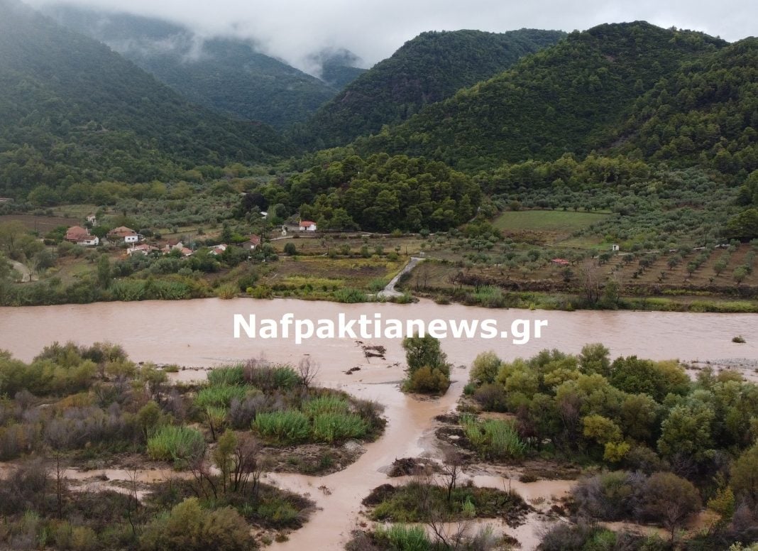 Τα νερά του Εύηνου “κατάπιαν” το πρόχειρο γεφυράκι που ενώνει τη Ναυπακτία με το Αγρίνιο