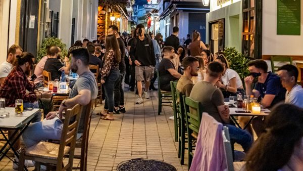 Πάτρα: Από σήμερα "ελεύθεροι" οι εμβολιασμένοι - Σαρωτικοί έλεγχοι και τσουχτερά πρόστιμα για τους ανεμβολίαστους