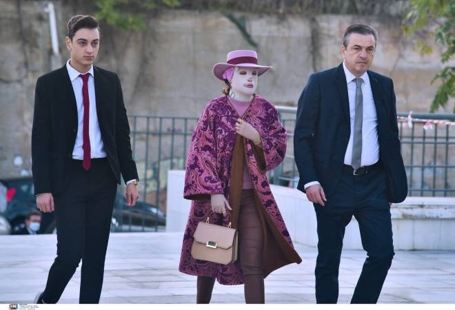 Επίθεση με βιτριόλι: Απούσα η Έφη Κακαράντζουλα – Αύριο συνεχίζεται η δίκη