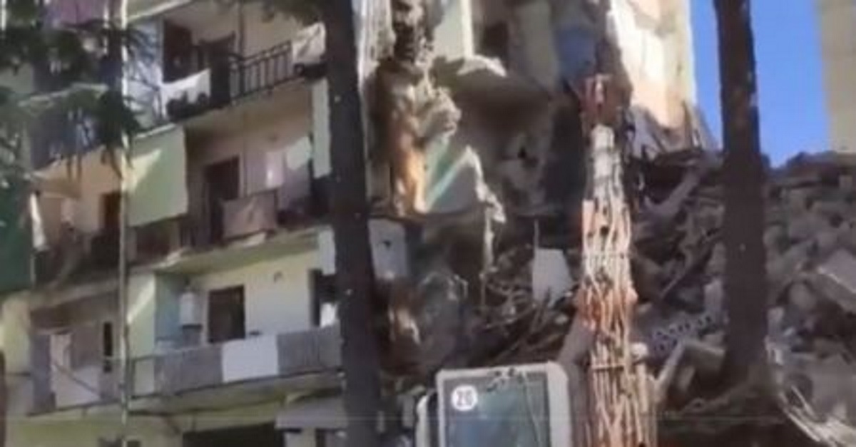 Κατάρρευση πολυκατοικίας στη Γεωργία με εγκλωβισμένους στα συντρίμμια