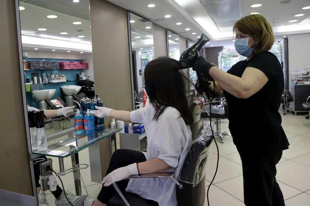 Αρνητής έκανε μήνυση σε κομμωτήριο – Απαιτούσε να τον κουρέψει ανεμβολίαστος χωρίς μάσκα