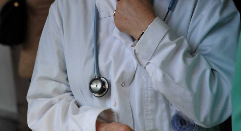 Σε αναστολή εργασίας ανεμβολίαστοι ιατρός και εργαζόμενη του δήμου Μεσολογγίου