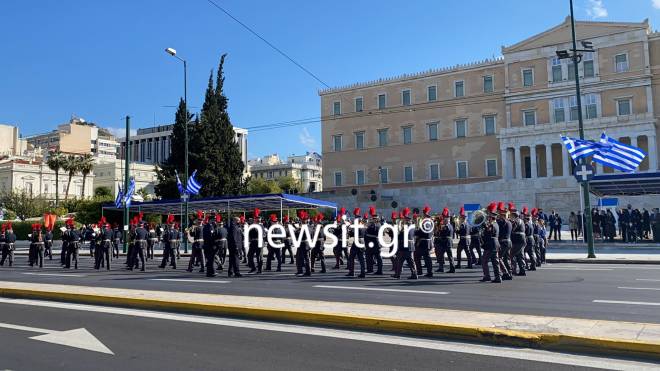 Αθήνα: Πλήθος κόσμου με μάσκες αλλά χωρίς αποστάσεις στη μαθητική παρέλαση