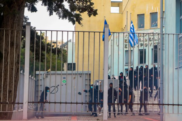 ΕΠΑΛ Σταυρούπολης – «Δεν θέλω το παιδί μου να γίνει νέος Φύσσας» – Συγκλονίζει μητέρα μαθήτριας για τον ξυλοδαρμό που δέχτηκε η κόρη της