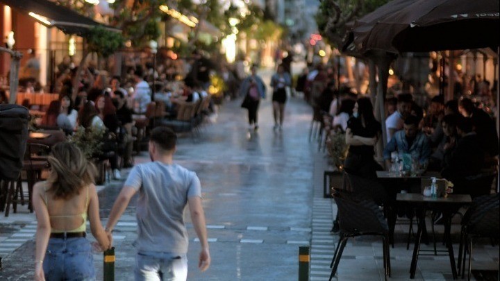 Πλήρης ελευθερία για τους εμβολιασμένους στην ψυχαγωγία - Τέλος τα τοπικά lockdown - Οι επίσημες ανακοινώσεις