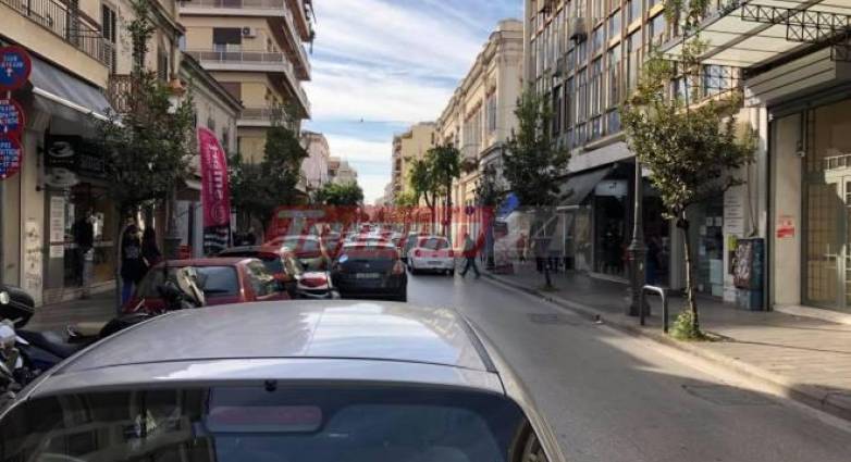 Χαμός με τα διπλοπαρκαρισμένα στο κέντρο της Πάτρας - "Μοιράζει" κλήσεις η τροχαία