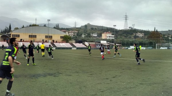 Αχαΐα: ΑΠΙΣΤΕΥΤΟ - Γιατί οι παίκτες της Νίκης Προαστείου παρέμειναν ακίνητοι για να δεχθούν γκολ!