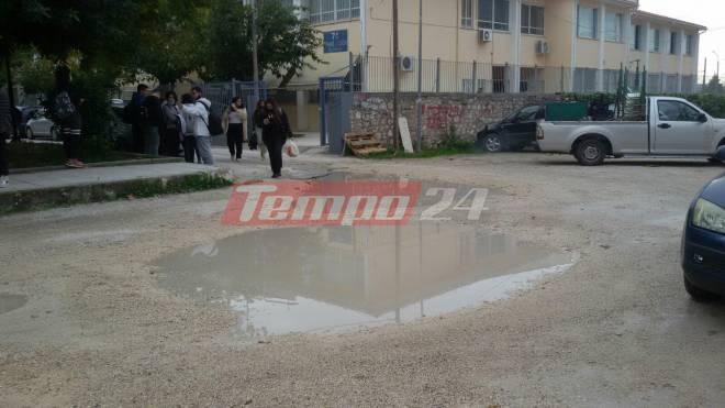 Πάτρα: Μαθητές κάνουν "άλματα" για να μπουν στο σχολείο τους - ΦΩΤΟ