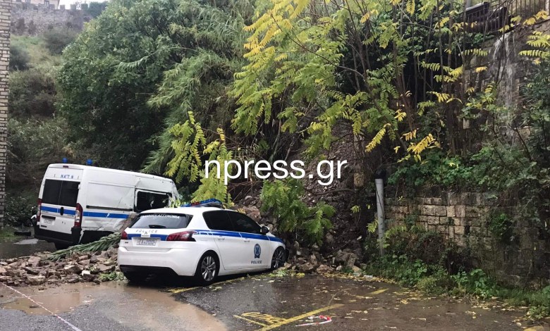 Κατολίσθηση στο αστυνομικό τμήμα Ναυπάκτου - Καταπλακώθηκαν περιπολικά