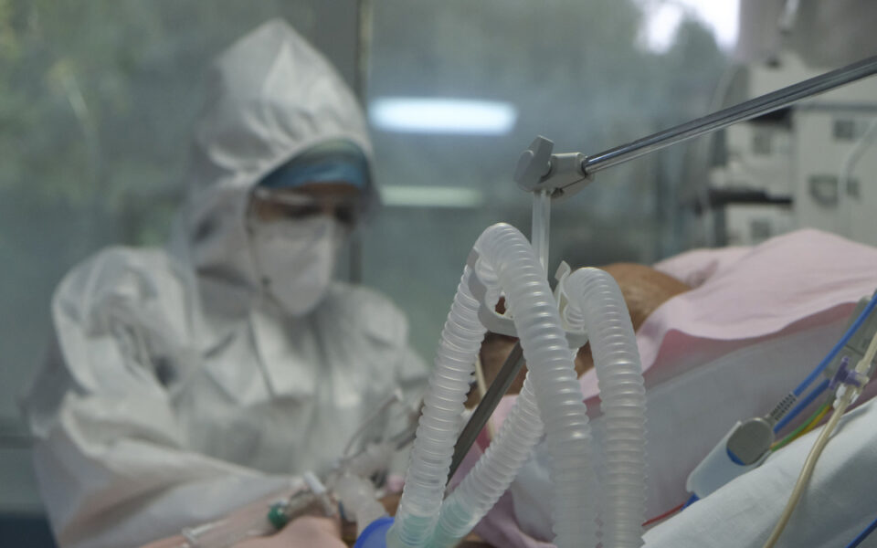 Σοκ με 6.700 νέα κρούσματα κορονοϊού - Στο "κόκκινο" η Αχαΐα - Αρνητικό ρεκόρ στην περιοχή από την αρχή της πανδημίας